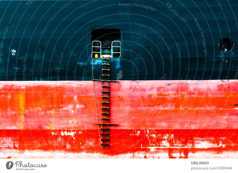 Backbord eines Schiffes mit Lotsenluke Schifffahrt Kreuzfahrt Containerschiff Rückseite Lotsenleiter Metall Stahl rot schwarz weiß Wachsamkeit Höhenangst Farbe