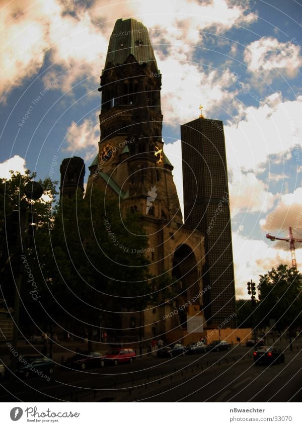 Gedächtniskirche 11 Uhr 5 Turmuhr Dach Wolken Gedächtnis Kirche Gotteshäuser Religion & Glaube Himmel Krahn PKW Berlin