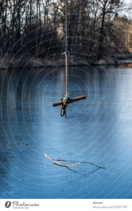 Eiszeit | hoffentlich tragfähig Wintersport Schlittschuhlaufen Schwimmen & Baden blau gefährlich See Teich gefroren Frost Angst Halt schwingen Glatteis Seil