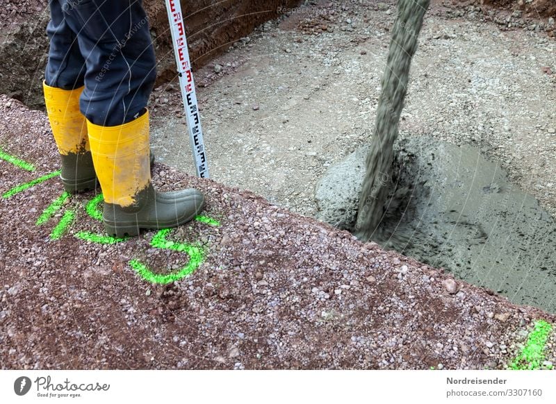 Fundament betonieren Hausbau Arbeit & Erwerbstätigkeit Beruf Handwerker Arbeitsplatz Baustelle Wirtschaft Industrie Werkzeug Messinstrument