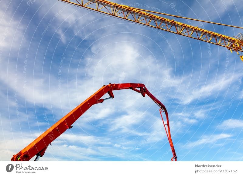 Baumaschinen auf einer Großbaustelle Tag Außenaufnahme Farbfoto Schwerindustrie betonieren komplex Tatkraft Beton Industrieanlage Werkzeug Wirtschaft Baustelle