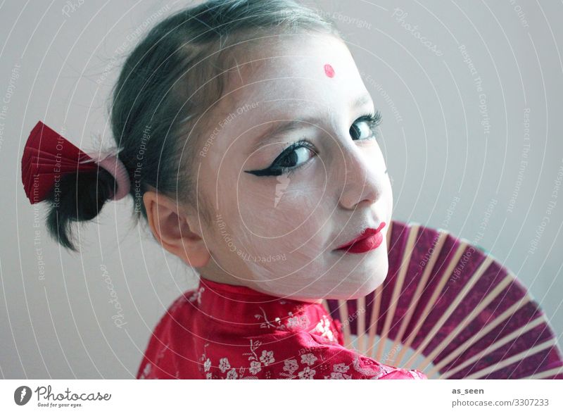 Geisha Karneval Kindererziehung Kindergarten Mädchen Leben Gesicht 3-8 Jahre Kindheit 8-13 Jahre Mode Kimono Accessoire Fächer brünett Zopf Blick einzigartig