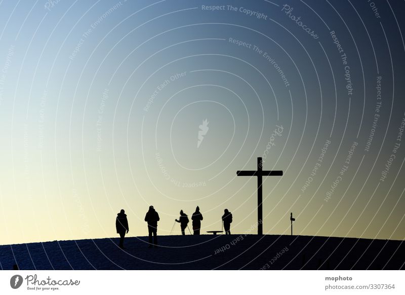 Wanderer am Gipfel des Belchen, Abendstimmung, Gegenlicht Berg Himmel Kreuz Landschaft Mensch Natur abend abendhimmel abendlicht abendstimmung aktiv aussicht