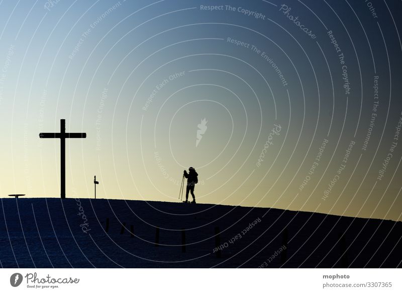 Wanderer am Gipfel des Belchen, Abendstimmung, Gegenlicht Berg Himmel Kreuz Landschaft Mensch Natur abend abendhimmel abendlicht abendstimmung aktiv aussicht