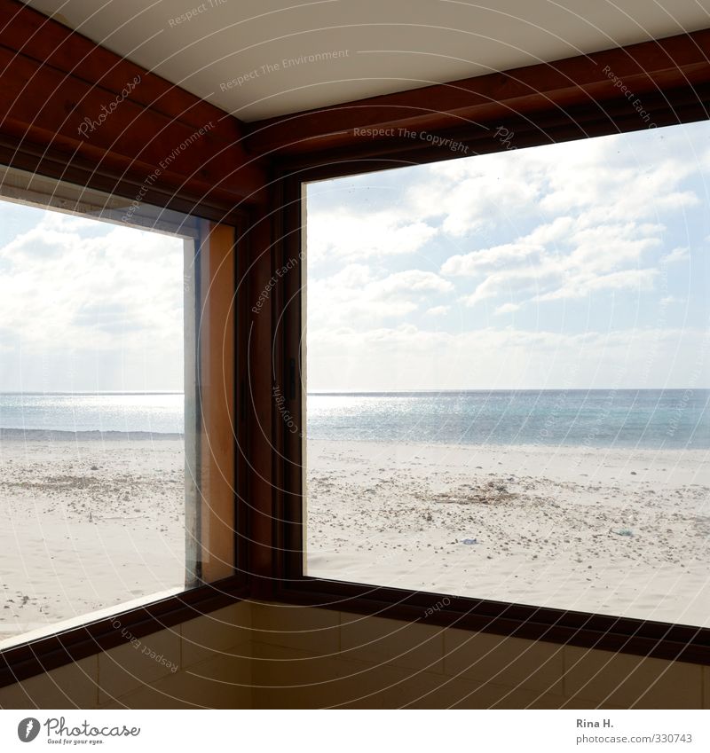 Ausblick Ferien & Urlaub & Reisen Sonne Strand Meer Himmel Wolken Horizont Schönes Wetter Mauer Wand Fenster hell Einsamkeit leer Fensterblick Kunst Farbfoto