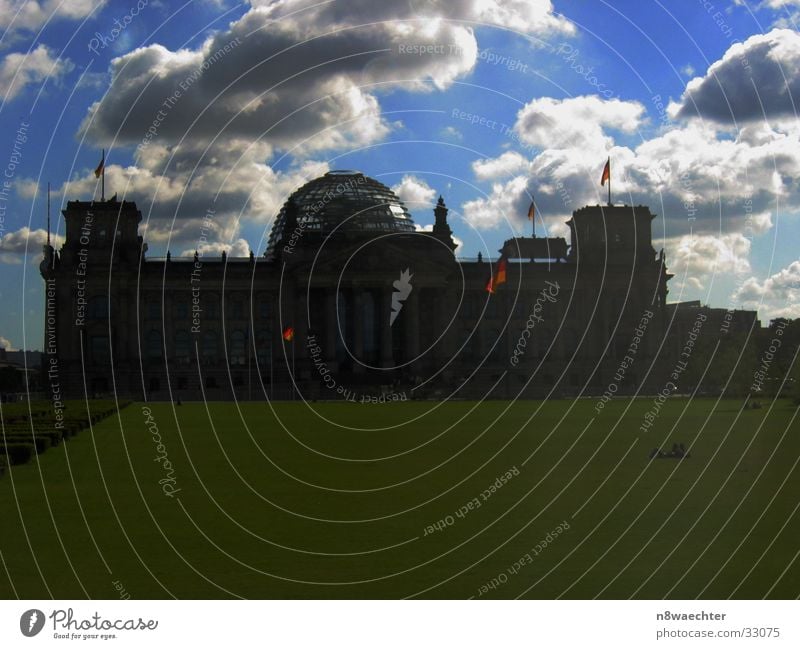 Dunkle Wolken über'm Reichstag Wiese Fahne dunkel Architektur Deutscher Bundestag Himmel Deutschland Kontrast Sonne Berlin