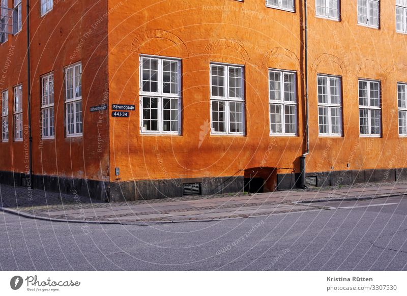 farbe Tourismus Häusliches Leben Wohnung Haus Stadt Hauptstadt Gebäude Architektur Mauer Wand Fassade Fenster historisch orange Eckgebäude Anstrich typisch