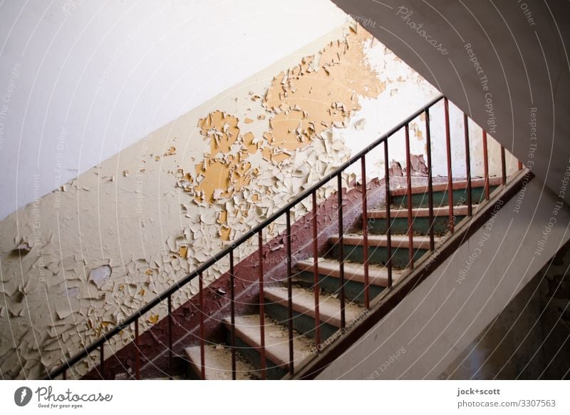 Treppenhaus zum merken & vergessen lost places Ruine Militärgebäude Wand Treppengeländer authentisch dreckig Symmetrie Verfall Vergangenheit Vergänglichkeit