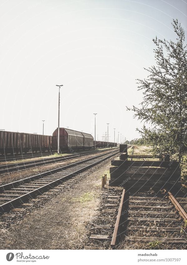 Menschenleeres Gleis Endstation endstation zug Verkehr einsam verlassen Eisenbahn Ferien & Urlaub & Reisen Zug Gleise Öffentlicher Personennahverkehr Bahnhof