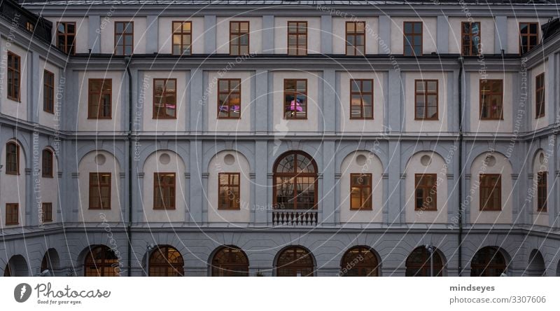 Fensterfront in Blau elegant Stil Tourismus Städtereise Winter Fassade Sprossenfenster Bogen Stockholm Schweden Menschenleer Bauwerk Architektur Bibliothek