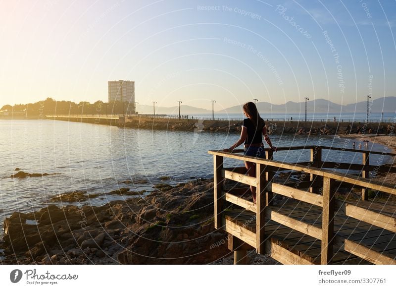 Junge Frau beim Betrachten des Meeres Sommer Strand Insel feminin Jugendliche 1 Mensch 18-30 Jahre Erwachsene Natur Landschaft Sand Wolken Horizont Felsen Küste