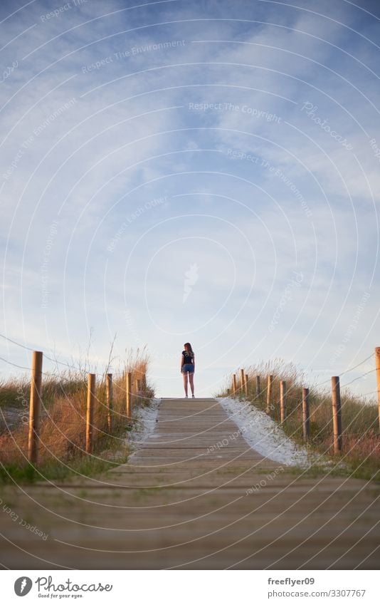 Junge Frau auf der Spitze einer Düne Wellness Erholung Ferien & Urlaub & Reisen Sommer Sommerurlaub Sonne Strand wandern Mensch feminin Jugendliche Erwachsene 1