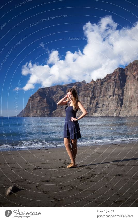 Junge Frau am Strand von Los Gigantes auf Teneriffa Lifestyle Ferien & Urlaub & Reisen Sommer Meer Insel wandern feminin Jugendliche Erwachsene 1 Mensch