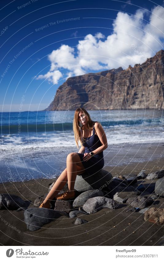 Junge Frau am Strand von Los Gigantes auf Teneriffa Lifestyle Ferien & Urlaub & Reisen Sommer Meer Insel wandern feminin Jugendliche Erwachsene 1 Mensch