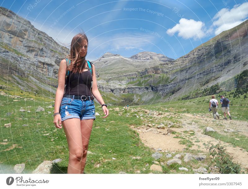 Junge Frau Wandern schön Ferien & Urlaub & Reisen Tourismus Sommer Berge u. Gebirge wandern feminin Jugendliche Erwachsene 1 Mensch Menschengruppe 18-30 Jahre