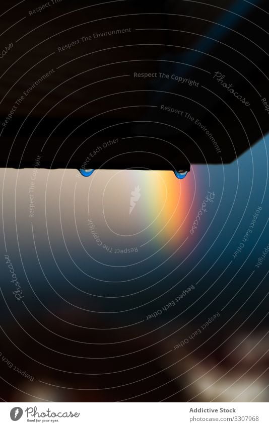 Regentropfen auf Dach und Regenbogen im Sommer Sommerzeit farbenfroh Wasser nass blau Wetter aqua frisch Natur dunkel Saison Schönheit Spektrum ländlich