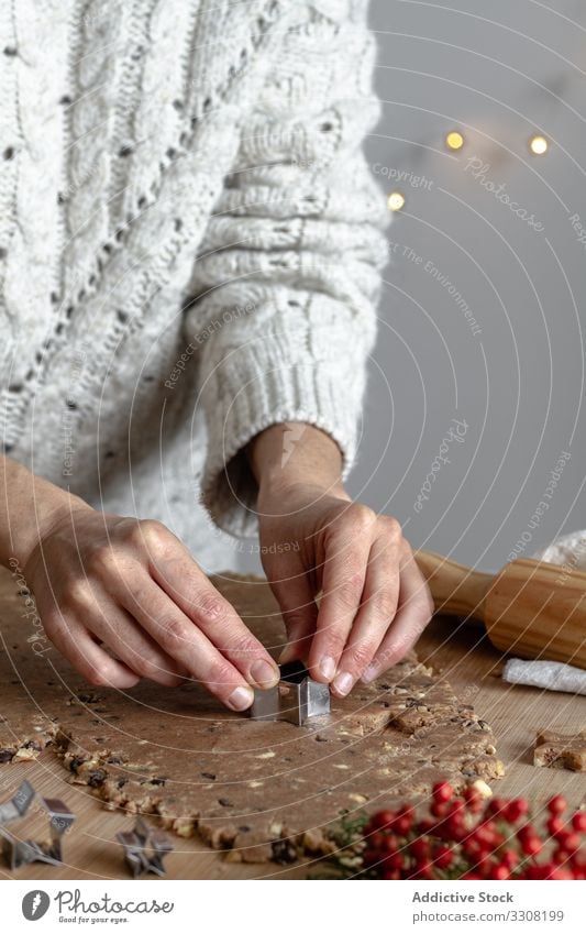 Anonyme Dame bereitet Kekse mit Blechform zum Backen vor Cookies Essen zubereiten benutzend Büchse Frau Küche backen Nudelholz Teigwaren Prozess Form Formular