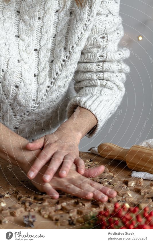 Anonyme Dame bereitet Kekse mit Blechform zum Backen vor Cookies Essen zubereiten benutzend Büchse Frau Küche backen Nudelholz Teigwaren Prozess Form Formular