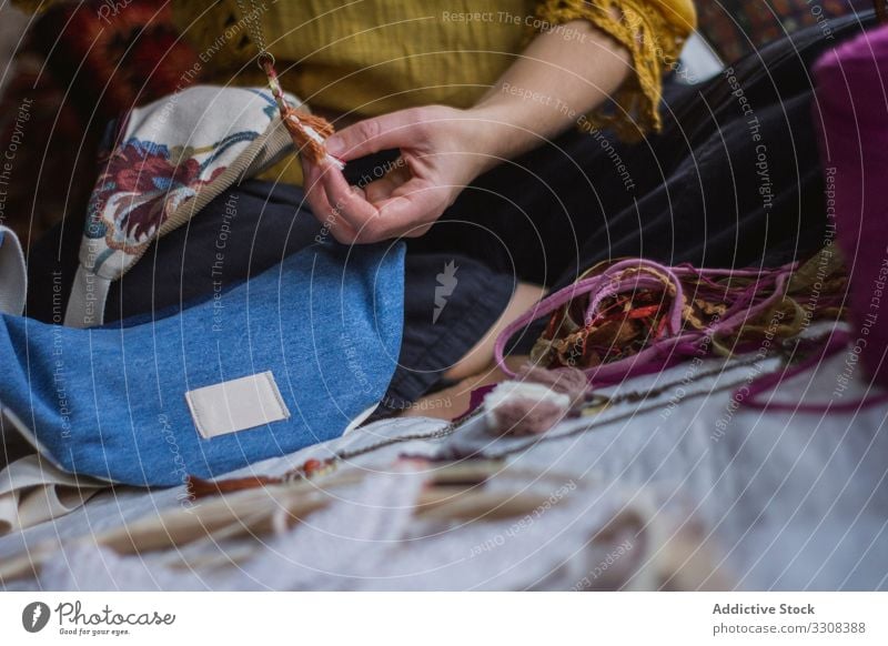 Gesichtslose Frau macht Traumfänger zu Hause kreieren Traumcharter Faser Hobby Symbol Kunst Beruf lässig Lifestyle Material weben heimwärts Handwerk Fähigkeit