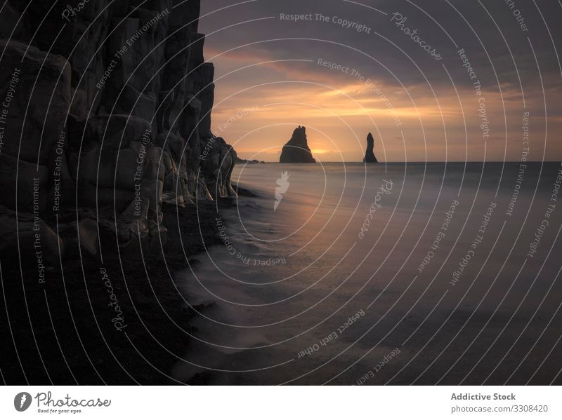 Malerischer Blick auf felsigen Strand bei Sonnenuntergang in Island schwarz Küstenlinie berühmt Landschaft Wasser Natur Meer malerisch Horizont Ufer