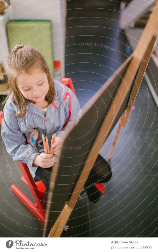 Kinderzeichnung auf Leinwand zeichnen Kunst Bild Mädchen Farbe Freizeit Hobby Glück Straße kreativ lässig Kindheit heiter Freiheit Lächeln sich[Akk] entspannen