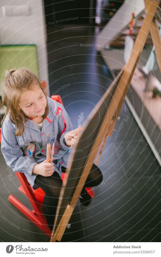 Kinderzeichnung auf Leinwand zeichnen Kunst Bild Mädchen Farbe Freizeit Hobby Glück Straße kreativ lässig Kindheit heiter Freiheit Lächeln sich[Akk] entspannen