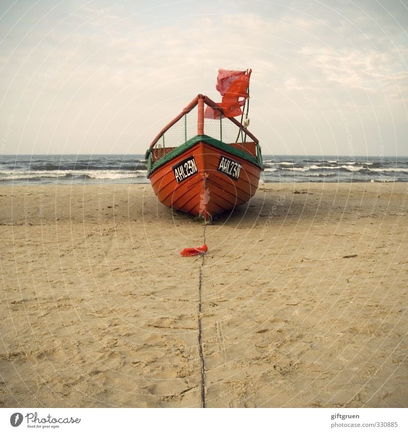 knallrotes fischerboot Arbeit & Erwerbstätigkeit Arbeitsplatz Umwelt Natur Landschaft Urelemente Sand Wasser Himmel Wolken Wind Wellen Küste Strand Ostsee Meer