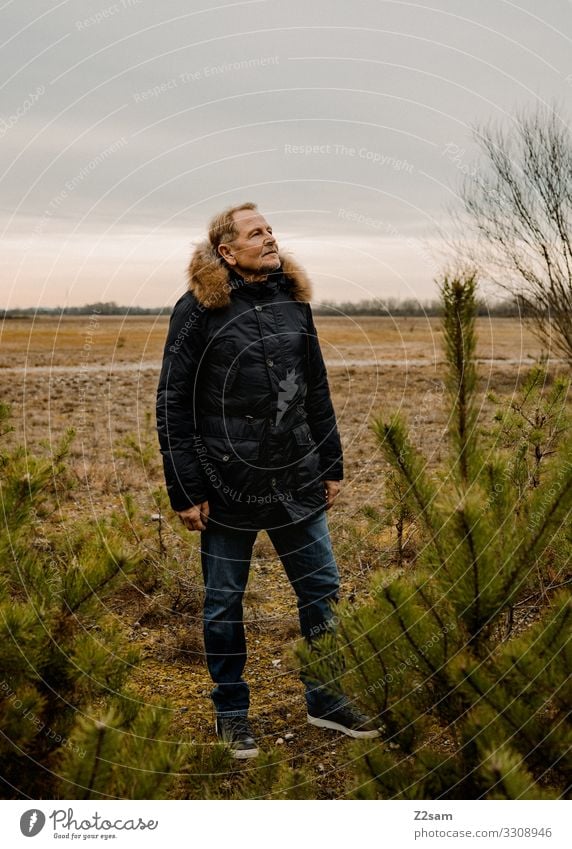 Endlich ohne Arbeit elegant Mann Erwachsene Männlicher Senior 45-60 Jahre Natur Landschaft Herbst Heide Jeanshose Jacke blond Denken Erholung Blick träumen alt