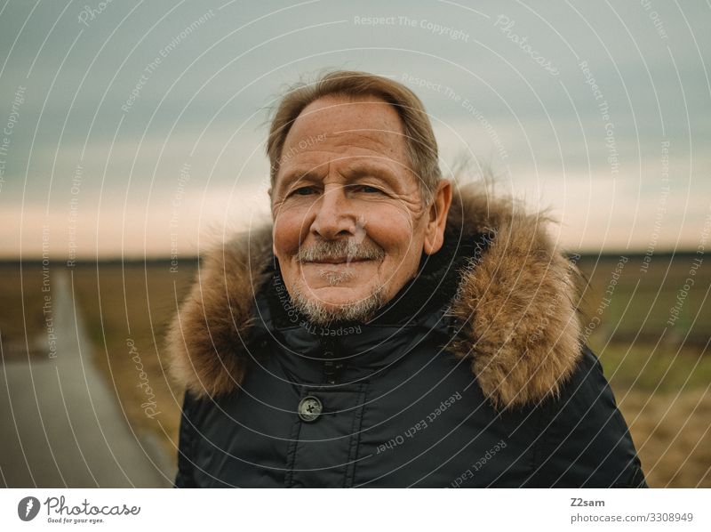 Glücklicher Rentner Stil Mann Erwachsene Männlicher Senior 45-60 Jahre Natur Landschaft Herbst Heide Jacke blond grauhaarig kurzhaarig Bart Erholung genießen