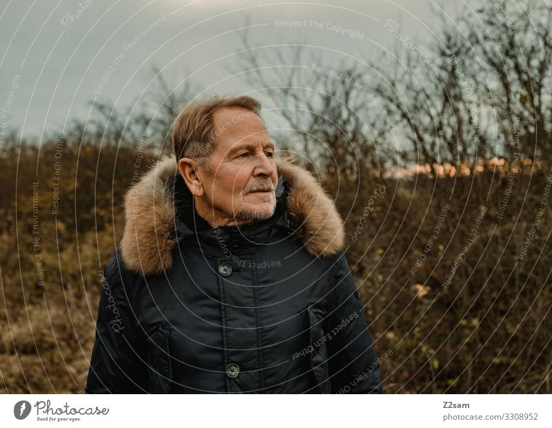 R. Lifestyle Stil Mann Erwachsene Männlicher Senior 60 und älter Umwelt Natur Landschaft Herbst Schönes Wetter Sträucher Mode Jacke blond kurzhaarig Erholung