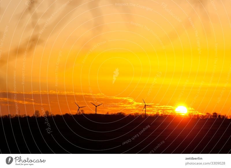 Sonnenuntergang mit Windrad Dorf Dämmerung Ferne Horizont Insel Küste Landschaft Mecklenburg-Vorpommern Menschenleer Rügen Textfreiraum Ferien & Urlaub & Reisen