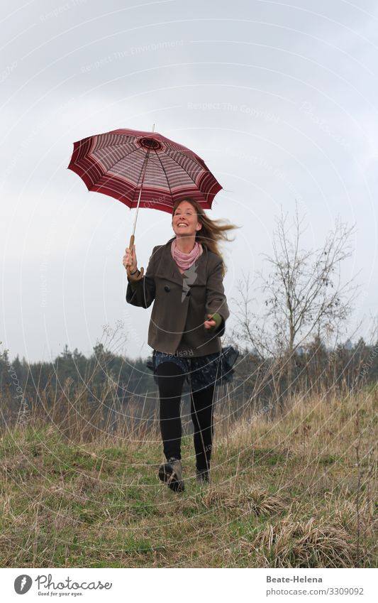 Stürmische Zeiten (3) Lifestyle schön Gesundheit Ausflug Freiheit wandern Junge Frau Jugendliche Natur Wassertropfen Wolken Wetter Wind Sturm Regen Eis Frost