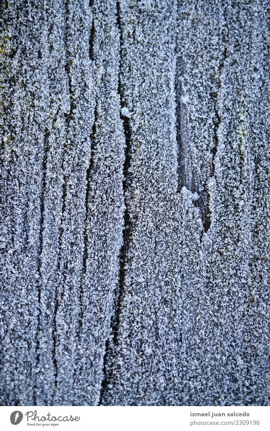 Schnee und Eis auf dem Holztisch in der Wintersaison Frost gefroren Schneefall frostig abstrakt Hintergrund weiß Wasser nass texturiert hölzern Muster