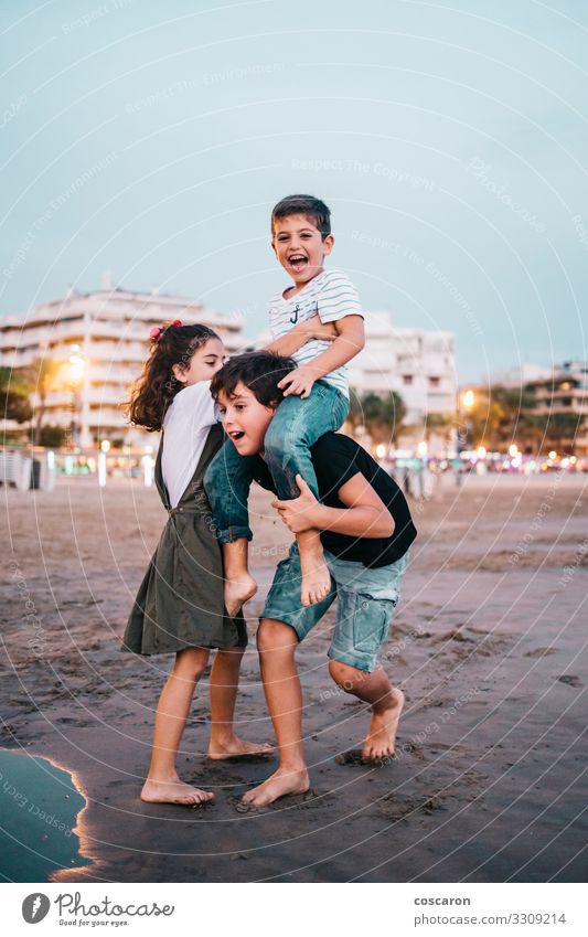 Kinder havig Spaß am Strand bei Sonnenuntergang Lifestyle Freude Glück schön Freizeit & Hobby Spielen Ferien & Urlaub & Reisen Sommer Sommerurlaub Meer Mensch