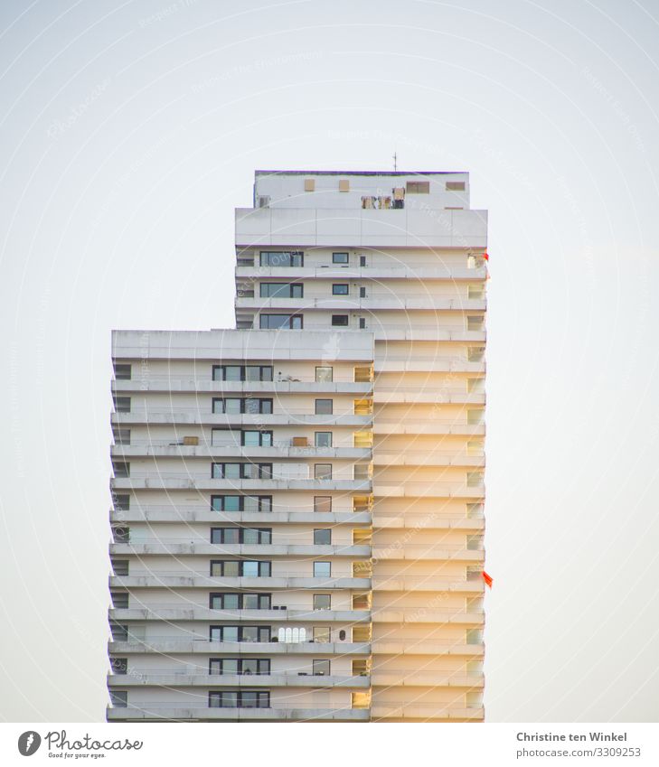 Hochhaus in der Abendsonne Küste Ostsee Timmendorfer Strand Haus Gebäude Fassade Balkon Fenster eckig glänzend groß hässlich hoch trist Stadt gelb grau