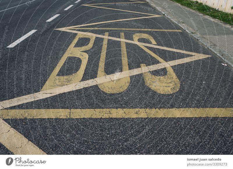 Bushaltestellenschild in der Stadt Bilbao Spanien, Ampel Verkehrsgebot signalisieren Straße Ermahnung Großstadt Verkehrsschild Zeichen Symbol Weg Vorsicht