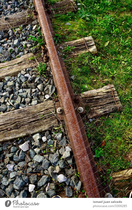 alte verlassene Eisenbahnschiene im Bahnhof Schiene Eisenbahngleis Eisenbahnlinie Bahngleise Station Zug Transport reisen Industrie Weg Linie Fahrspur Metall