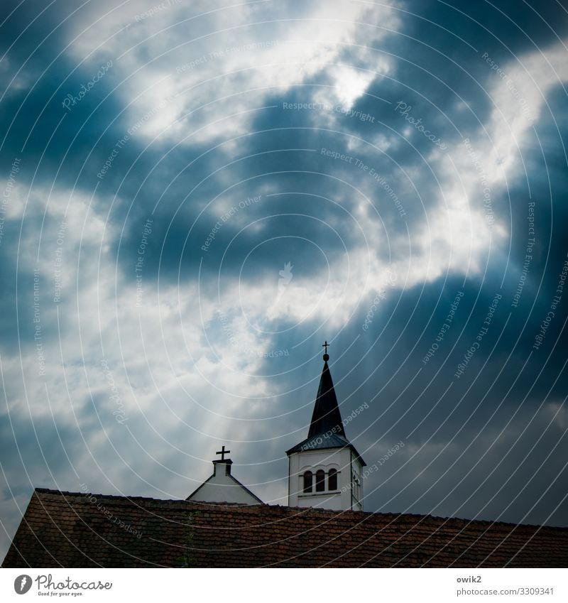 Kirchturmpolitik Himmel Wolken Sonne Kirche Gebäude Kirchturmspitze Kreuz Christliches Kreuz Dorfkirche Dach dunkel hoch oben Spitze trösten ruhig Ausdauer