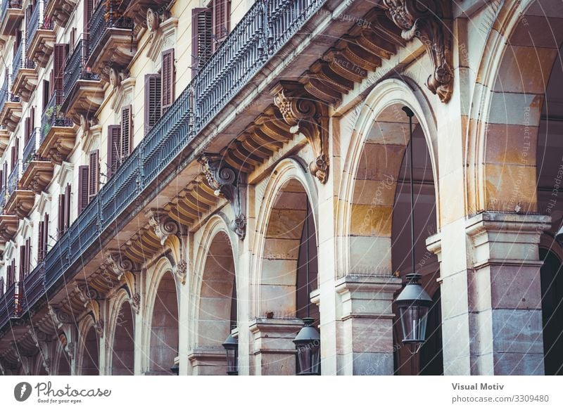 Arkaden eines Wohngebäudes Stadt Hauptstadt Bauwerk Gebäude Architektur Fassade Balkon Terrasse Fenster Stein Beton Metall Stahl alt ästhetisch authentisch groß