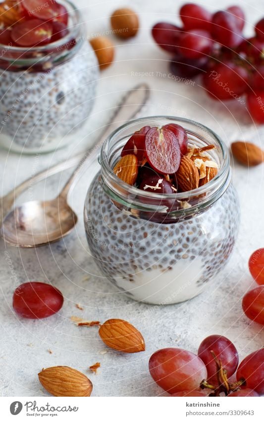 Chia-Puddingparfait mit roten Trauben und Mandeln Joghurt Frucht Dessert Essen Frühstück Diät Löffel weiß Glas Parfait Weintrauben rote Weintrauben Muttern