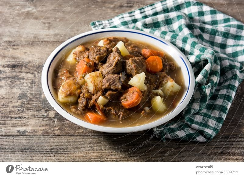 Irischer Rindfleischeintopf mit Karotten und Kartoffeln Iren Eintopf Ragout Lebensmittel Gesunde Ernährung Foodfotografie Möhre Fleisch Rezept Tradition Speise