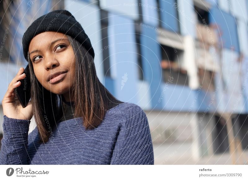 junge schöne Frau stehend beim Telefonieren Lifestyle Glück PDA Technik & Technologie Internet Mensch feminin Junge Frau Jugendliche Erwachsene 1 18-30 Jahre