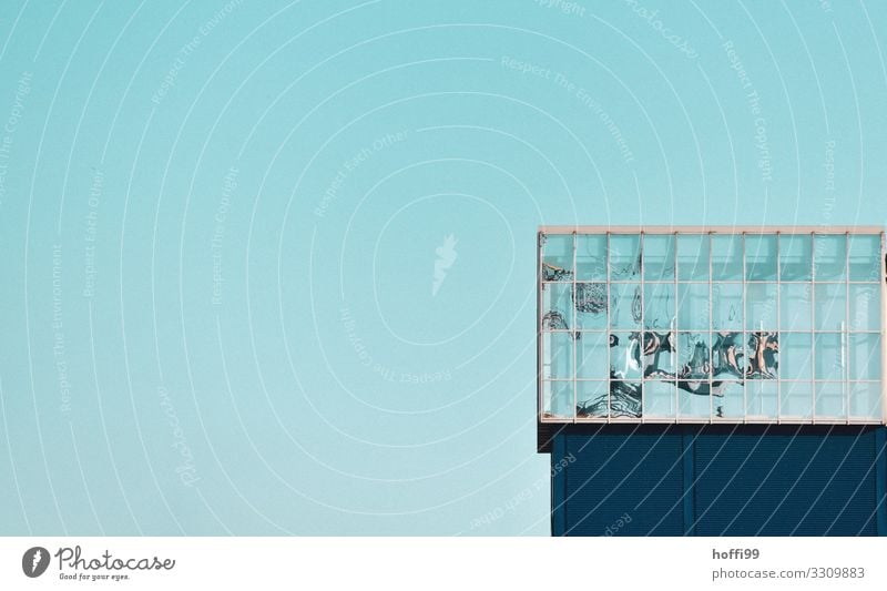 Teilansicht einer reflektierenden Glasfassade mit abstraktem Muster/Struktur vor blauem Hintergrund Gebäude Mauer Wand Fassade Fenster Linie ästhetisch
