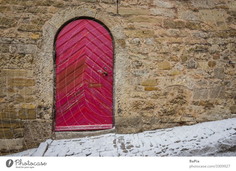 Haustür in einer mittelalterlichen Stadt. Dom Mauer Wand wall Tür historisch Kirche Sandstein Architektur Land urban Nostalgie Geschichte Landleben Tradition