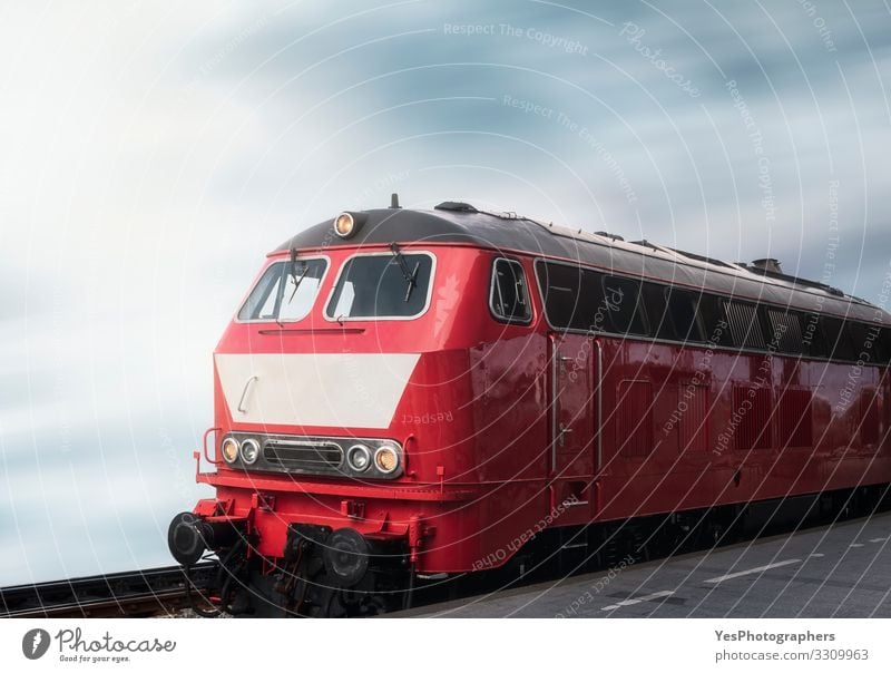 Lokomotivzug und Bahnsteig. Rote Oldtimer-Lokomotive Ferien & Urlaub & Reisen Tourismus Bahnhof Verkehr Öffentlicher Personennahverkehr Fahrzeug Schienenverkehr