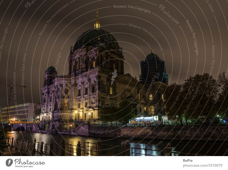 Berliner Dom bei Nacht. Lifestyle Design Ferien & Urlaub & Reisen Tourismus Sightseeing Städtereise Bildung Erwachsenenbildung Beruf Wirtschaft Handel