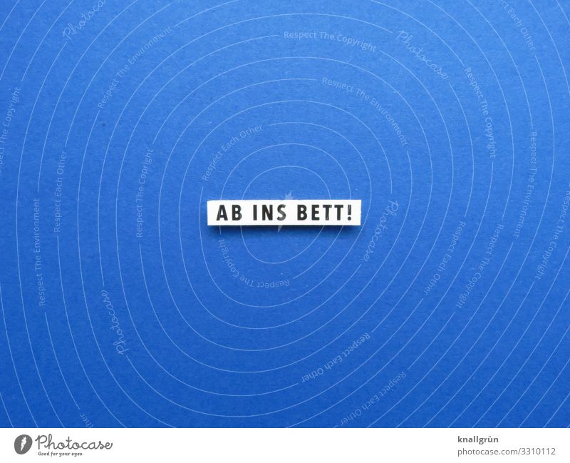 AB INS BETT! Schriftzeichen Schilder & Markierungen Kommunizieren schlafen blau schwarz weiß Gefühle Vorfreude ruhig Erholung Farbfoto Studioaufnahme