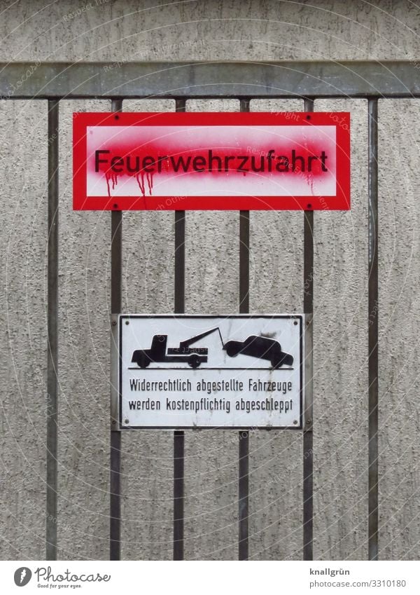 Feuerwehrzufahrt Mauer Wand Tor Schriftzeichen Schilder & Markierungen Hinweisschild Warnschild Kommunizieren grau rot schwarz weiß bedrohlich Ordnung Schutz