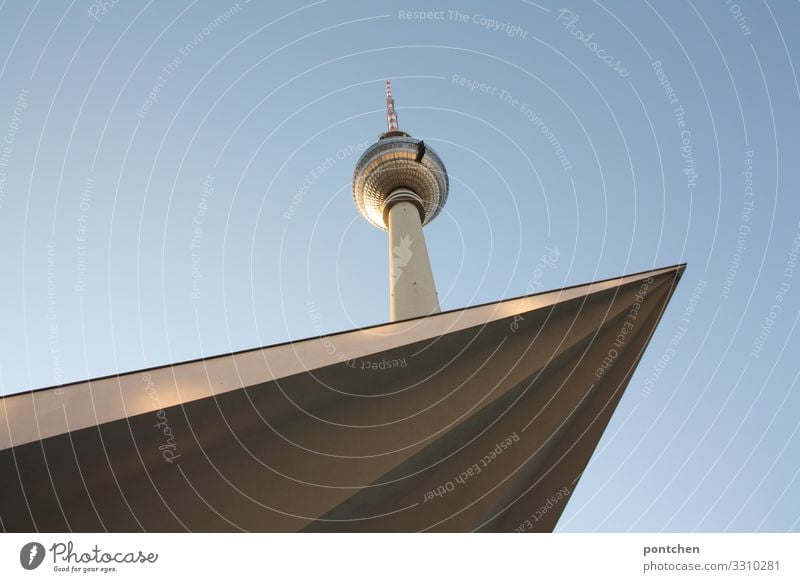 Fernsehturm berlin vor blauem Himmel. Spitze von einem Dach ragt ins Bild. Architektur. Wahrzeichen. Sehenswürdigkeit hoch Farbfoto Gedeckte Farben