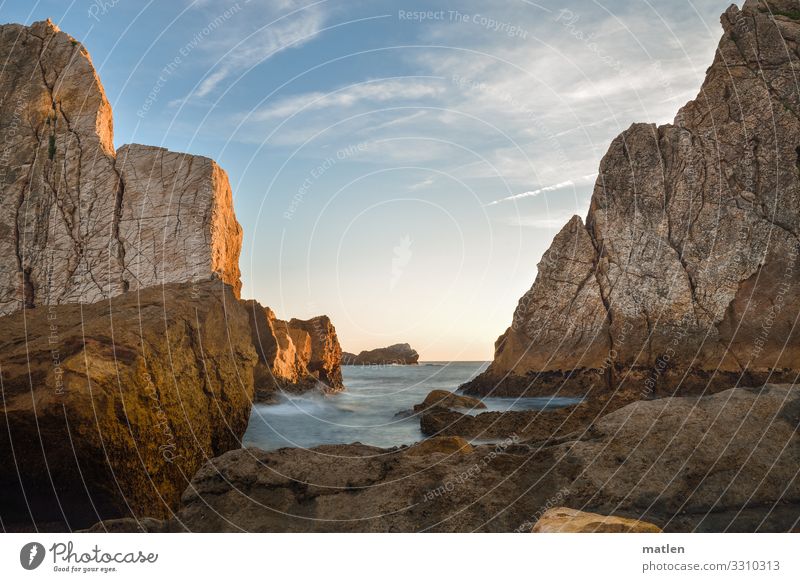 Abend Landschaft Wasser Himmel Horizont Sommer Schönes Wetter Hügel Felsen Wellen Küste Strand Bucht Riff Meer Menschenleer maritim blau braun ruhig Farbfoto